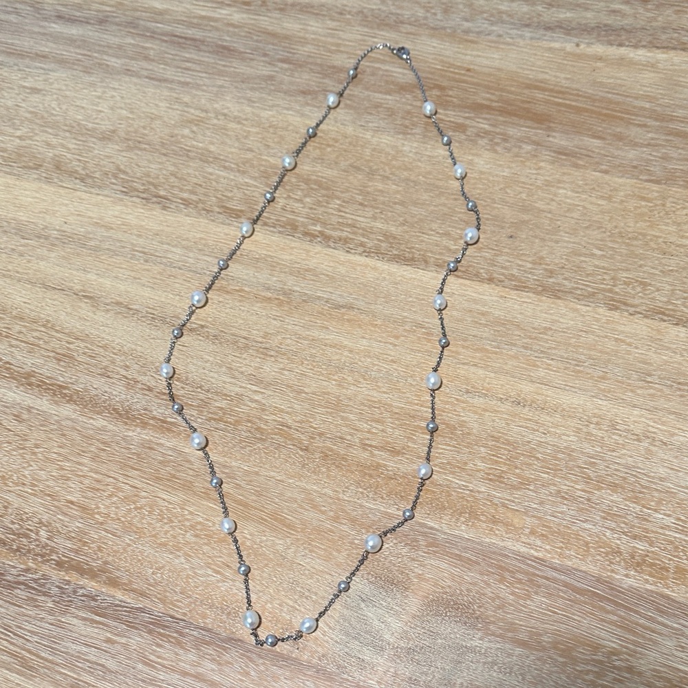 Chic Sterling Silver Pearl Necklace